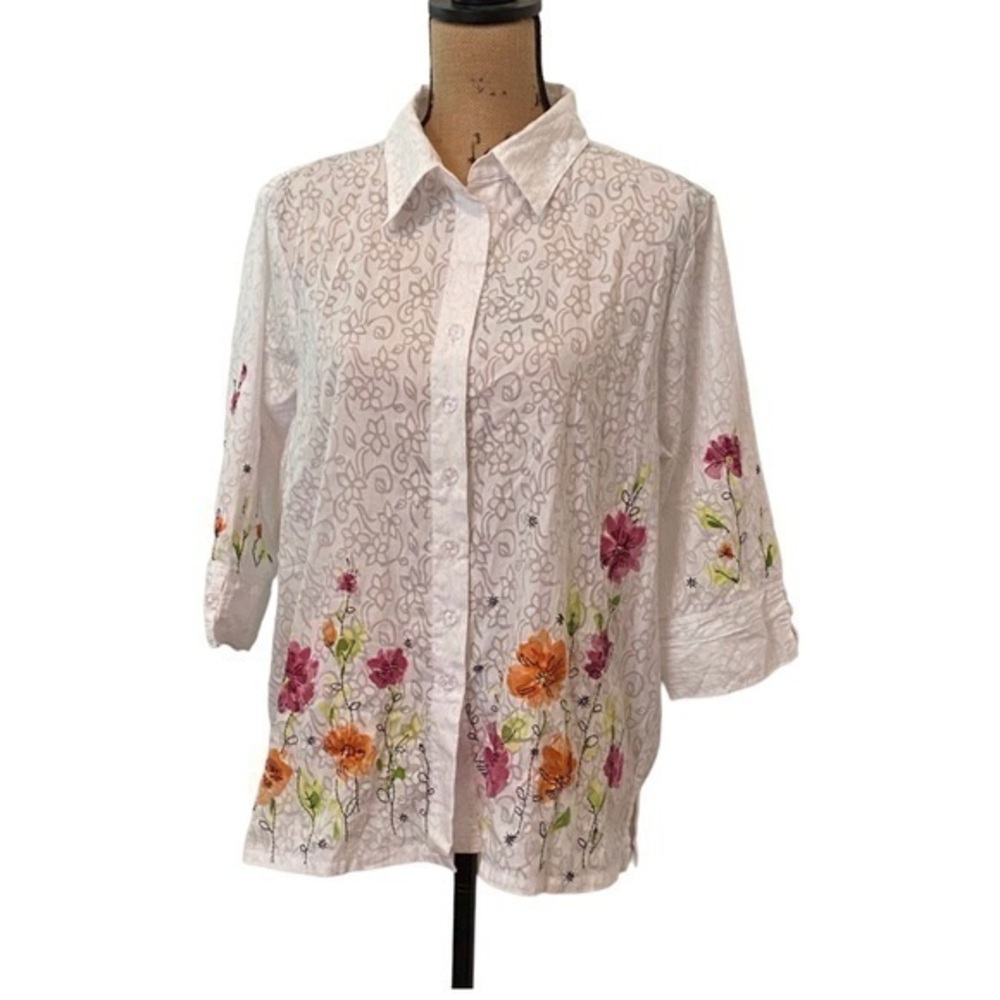 Women’s TanJay Blouse white with accented flowers around bottom and slee…